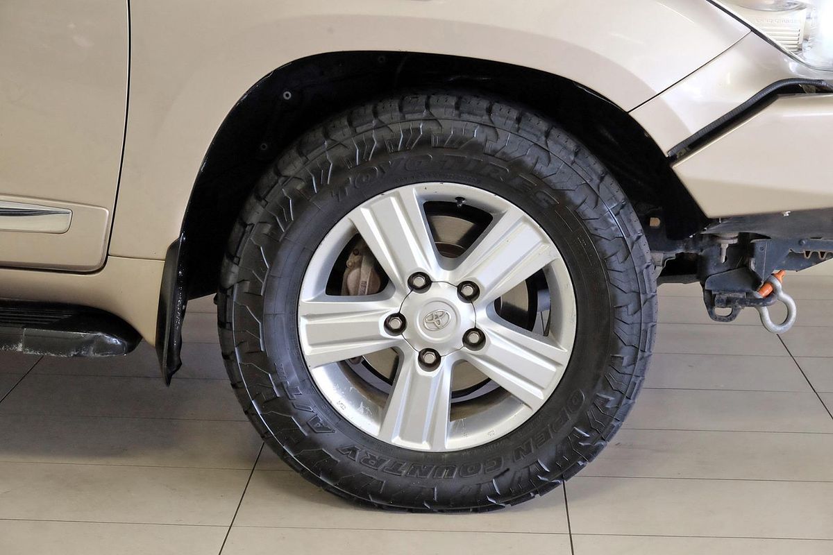 2013 Toyota Landcruiser Sahara VDJ200R image 15