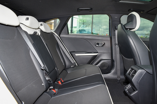 2025 Kia K4 GT-Line CL4m thumb-7