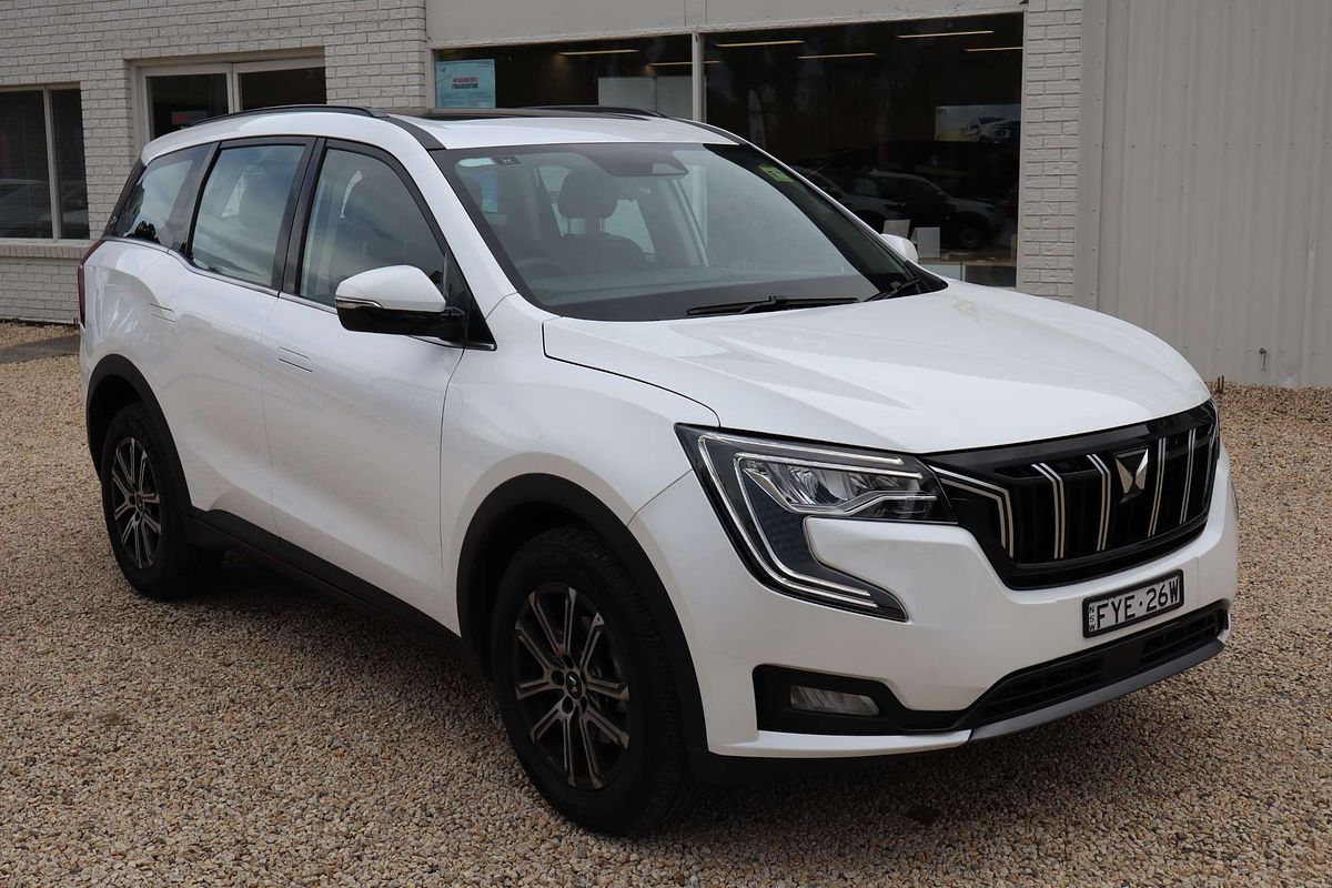 2025 Mahindra XUV700 AX7