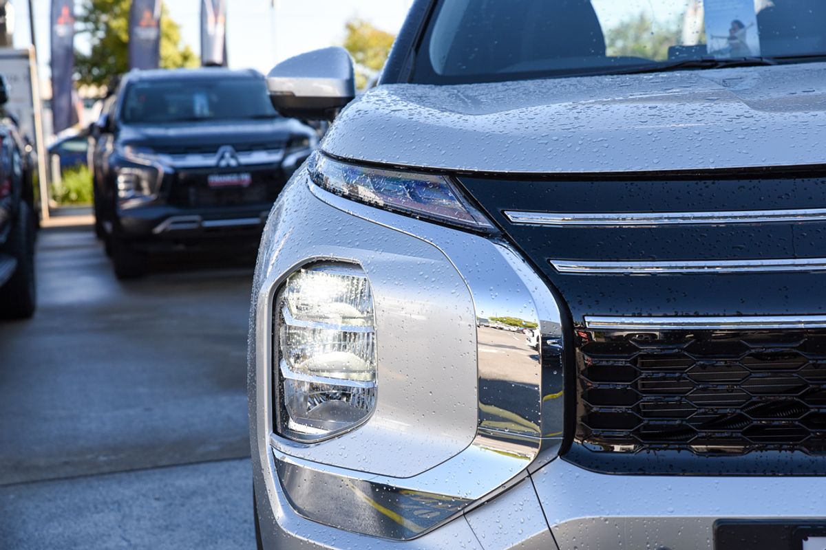 2025 Mitsubishi Outlander ES ZM
