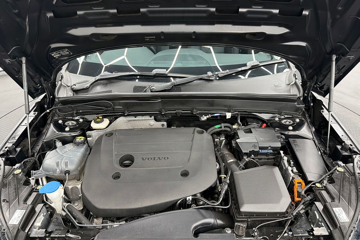 2023 Volvo XC40 Ultimate B4 Bright
