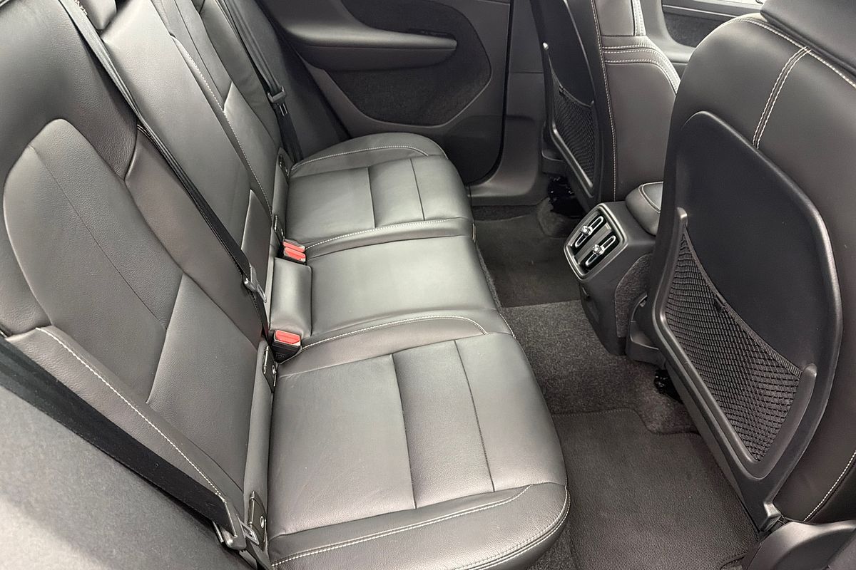 2023 Volvo XC40 Ultimate B4 Bright
