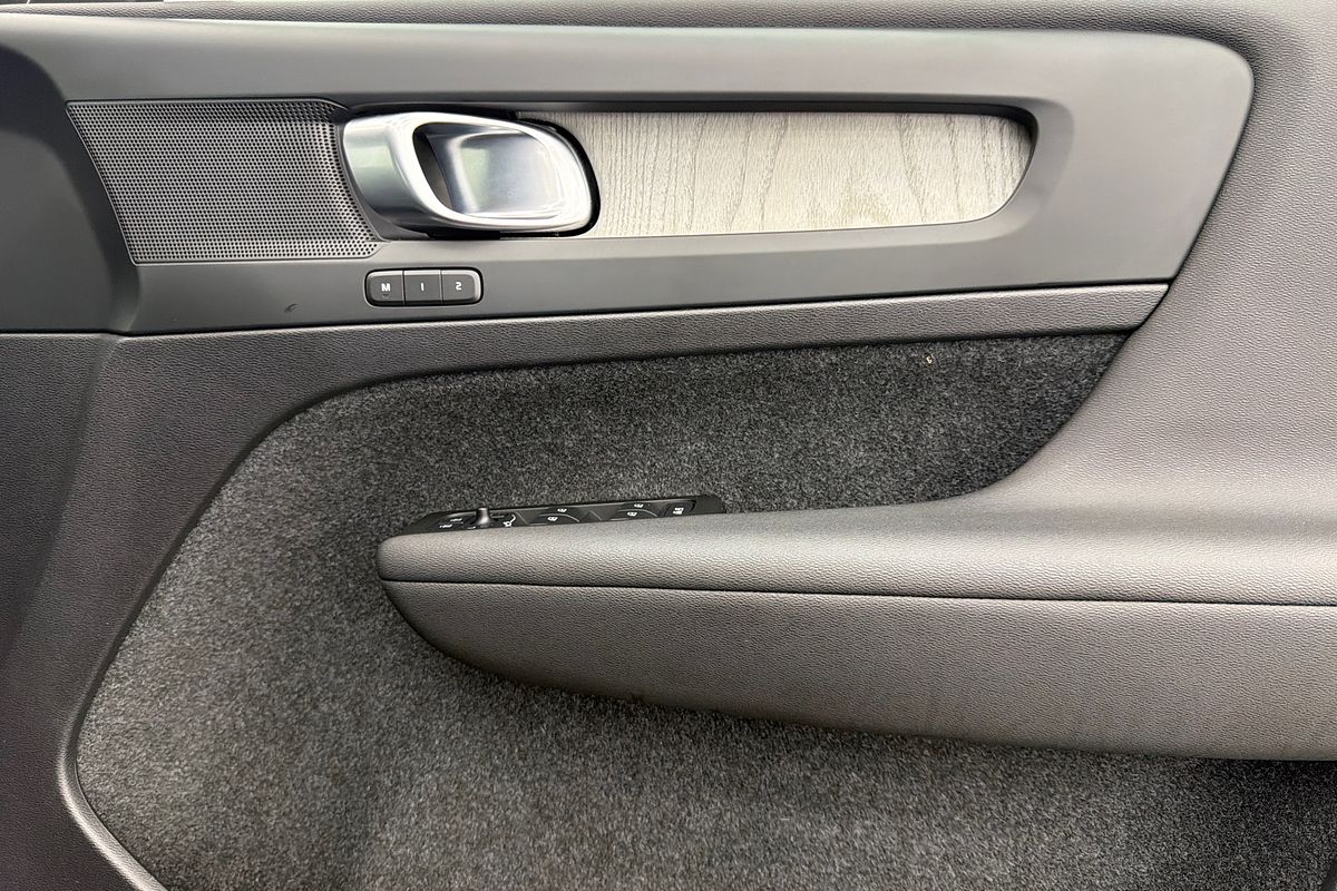 2023 Volvo XC40 Ultimate B4 Bright