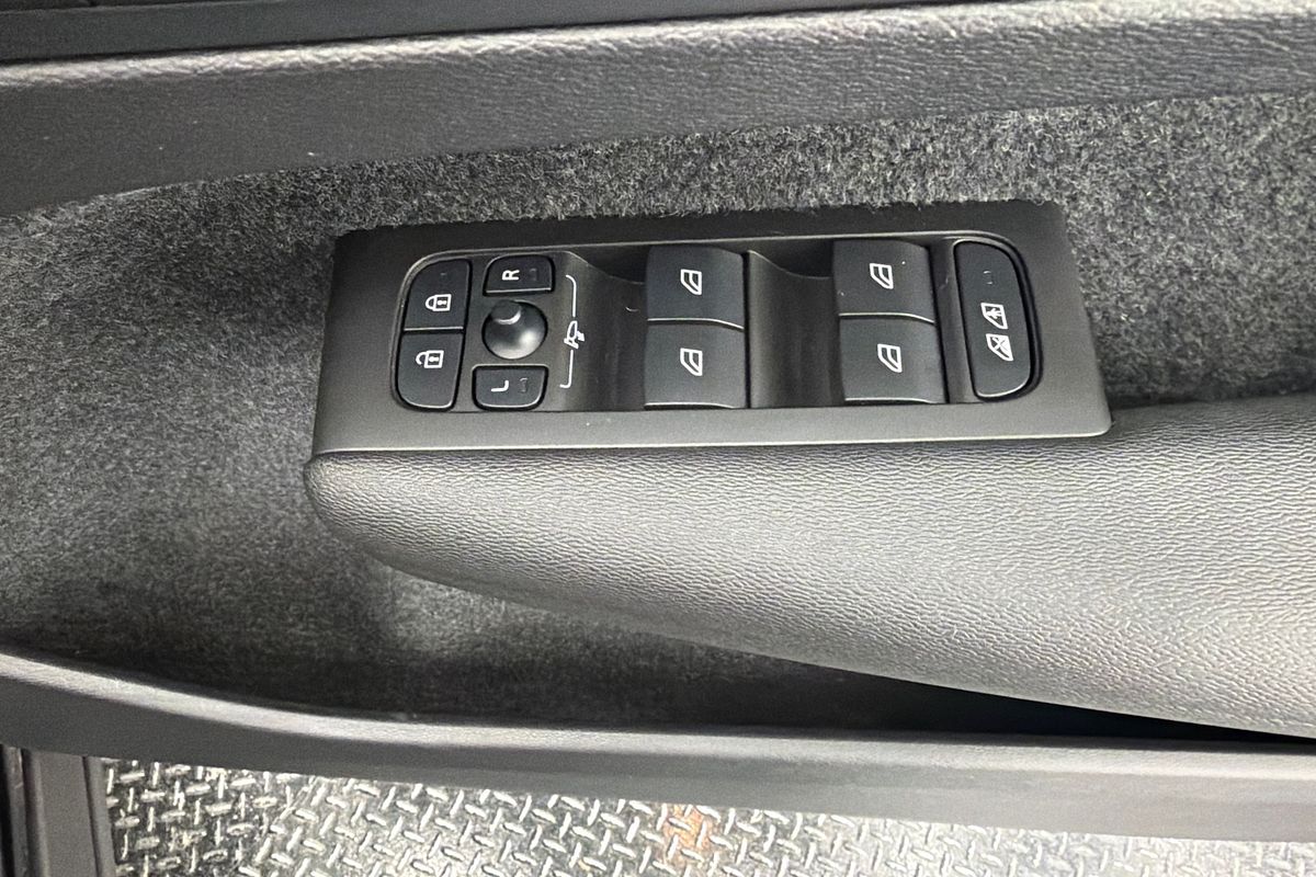 2023 Volvo XC40 Ultimate B4 Bright
