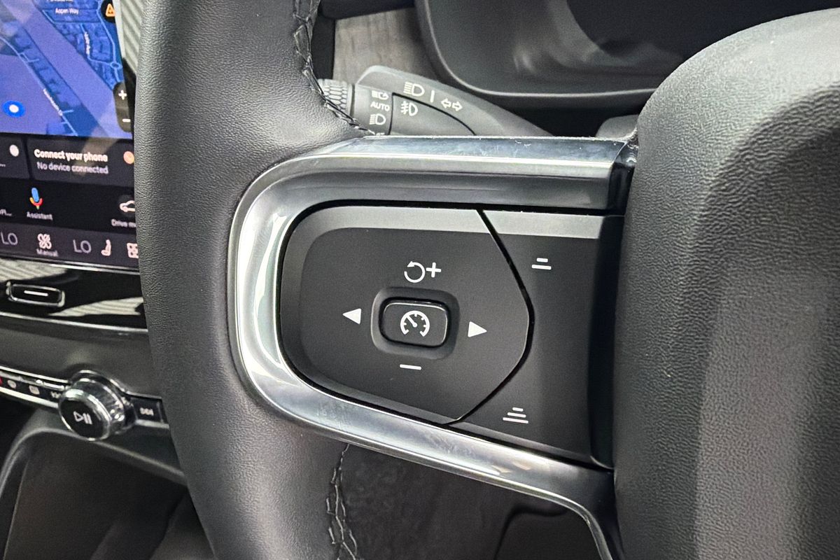 2023 Volvo XC40 Ultimate B4 Bright