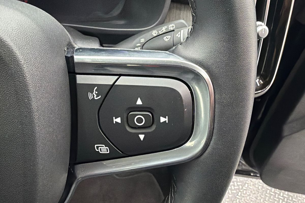 2023 Volvo XC40 Ultimate B4 Bright