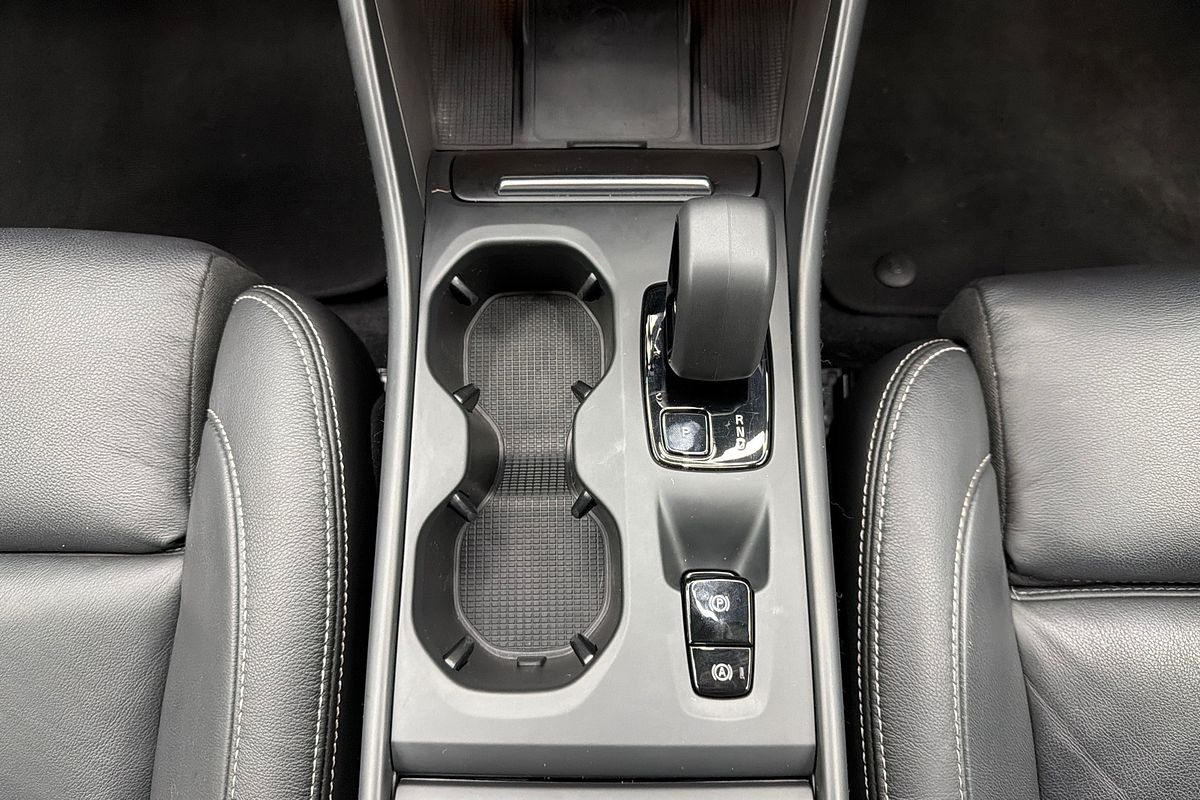 2023 Volvo XC40 Ultimate B4 Bright