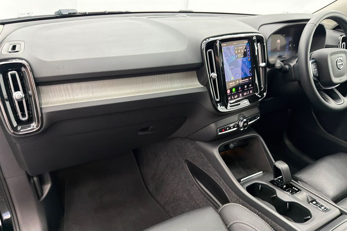 2023 Volvo XC40 Ultimate B4 Bright