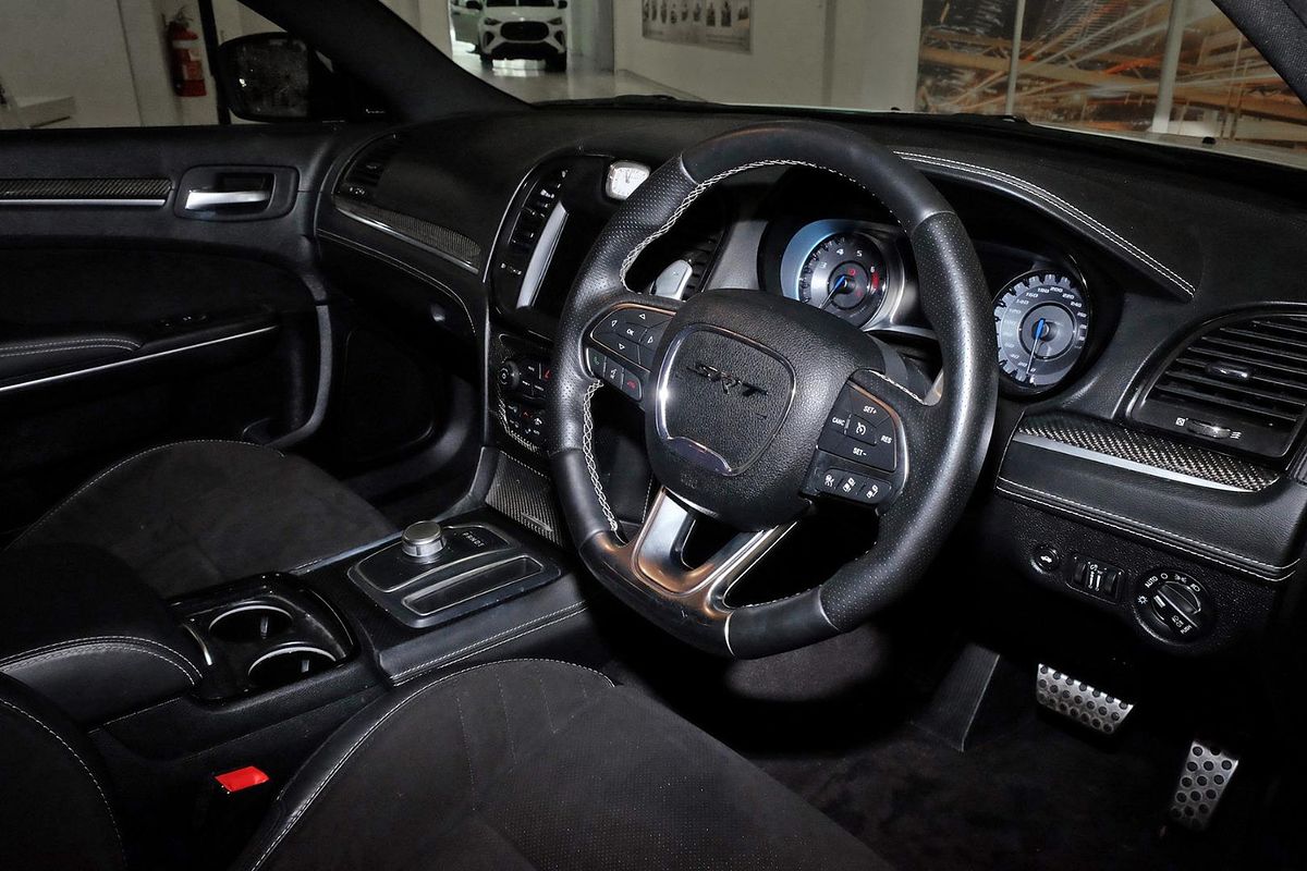 2017 Chrysler 300 SRT Hyperblack LX image 7