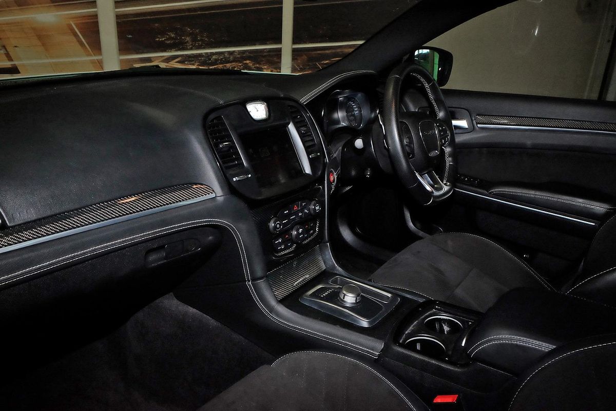 2017 Chrysler 300 SRT Hyperblack LX image 9
