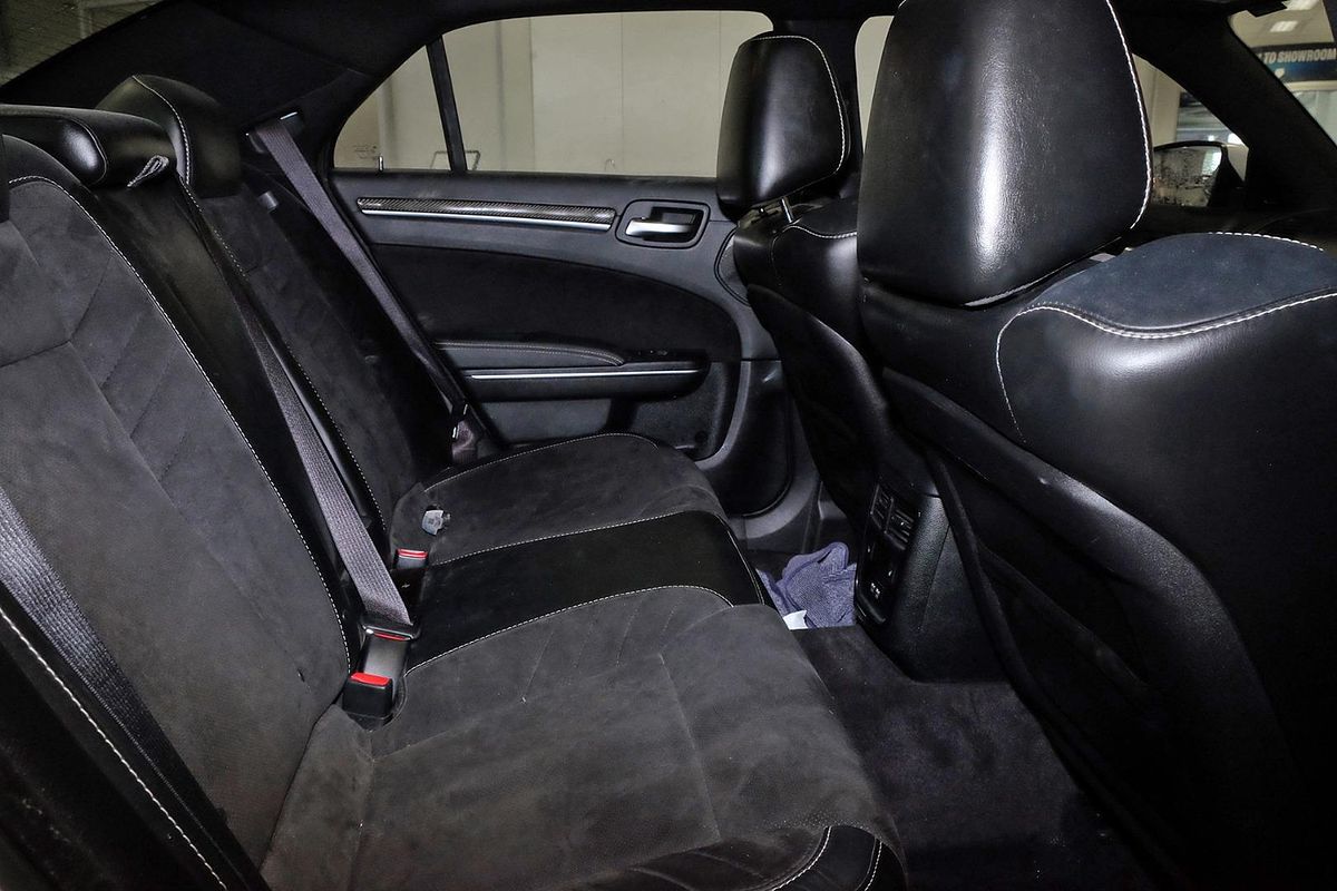 2017 Chrysler 300 SRT Hyperblack LX image 10