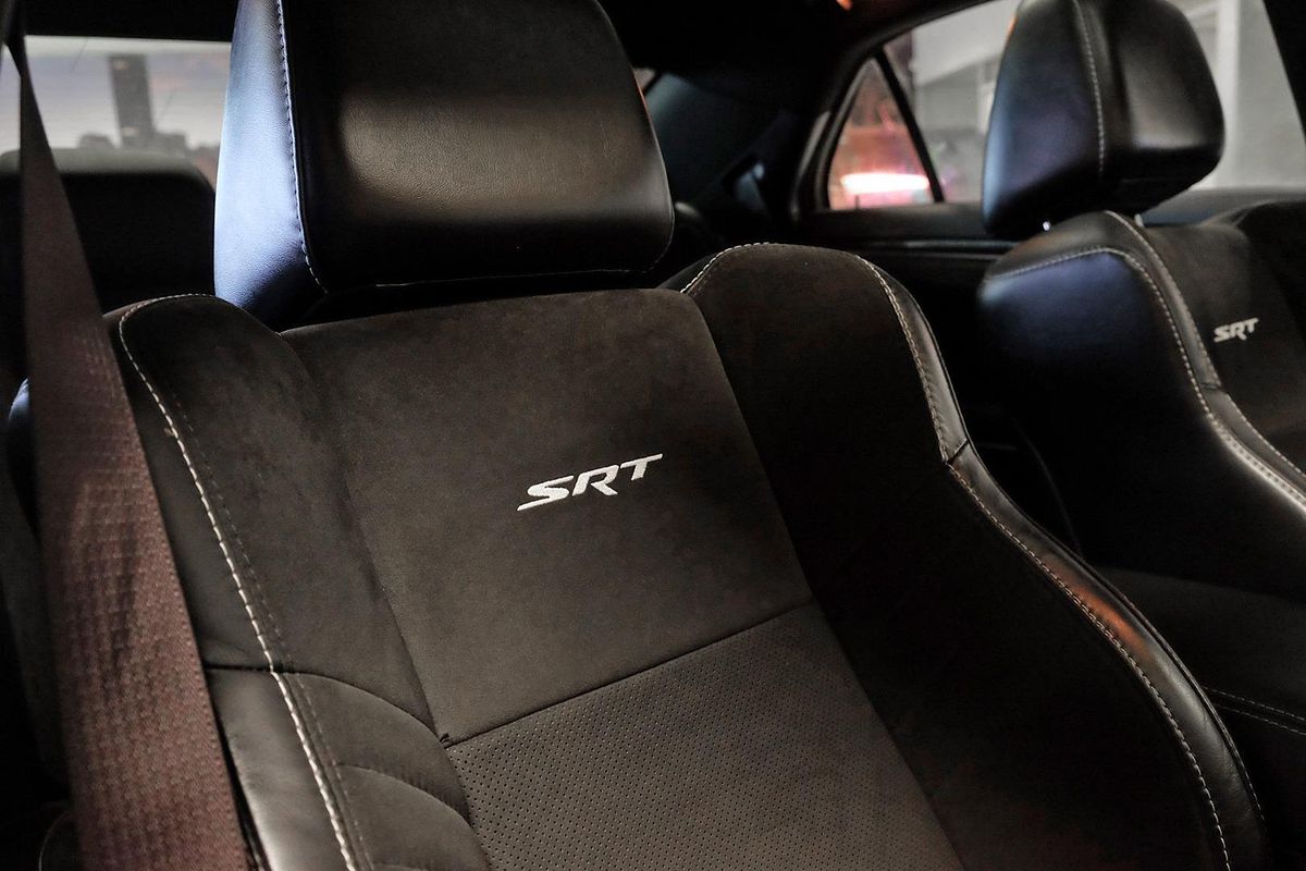 2017 Chrysler 300 SRT Hyperblack LX image 17