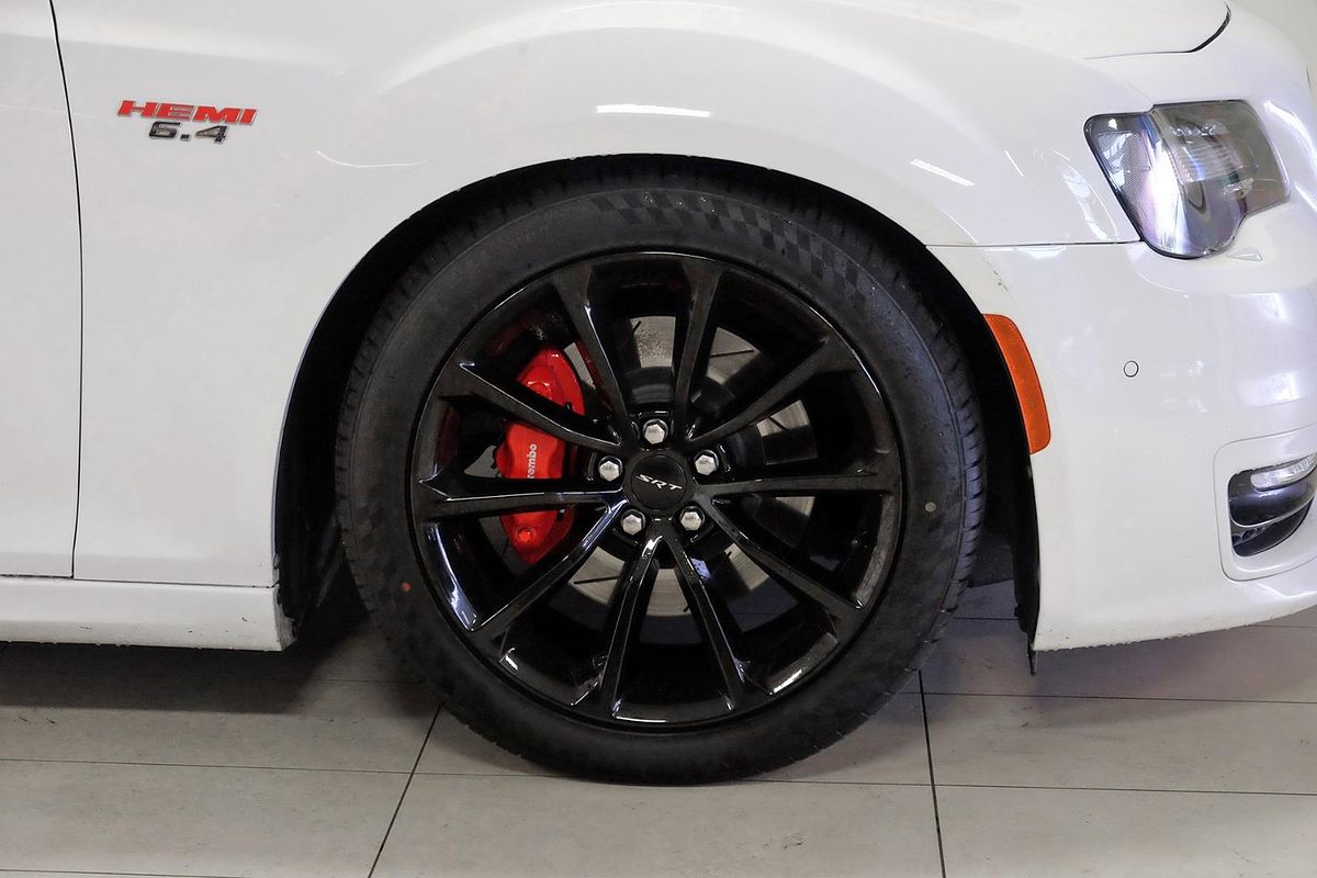2017 Chrysler 300 SRT Hyperblack LX image 20