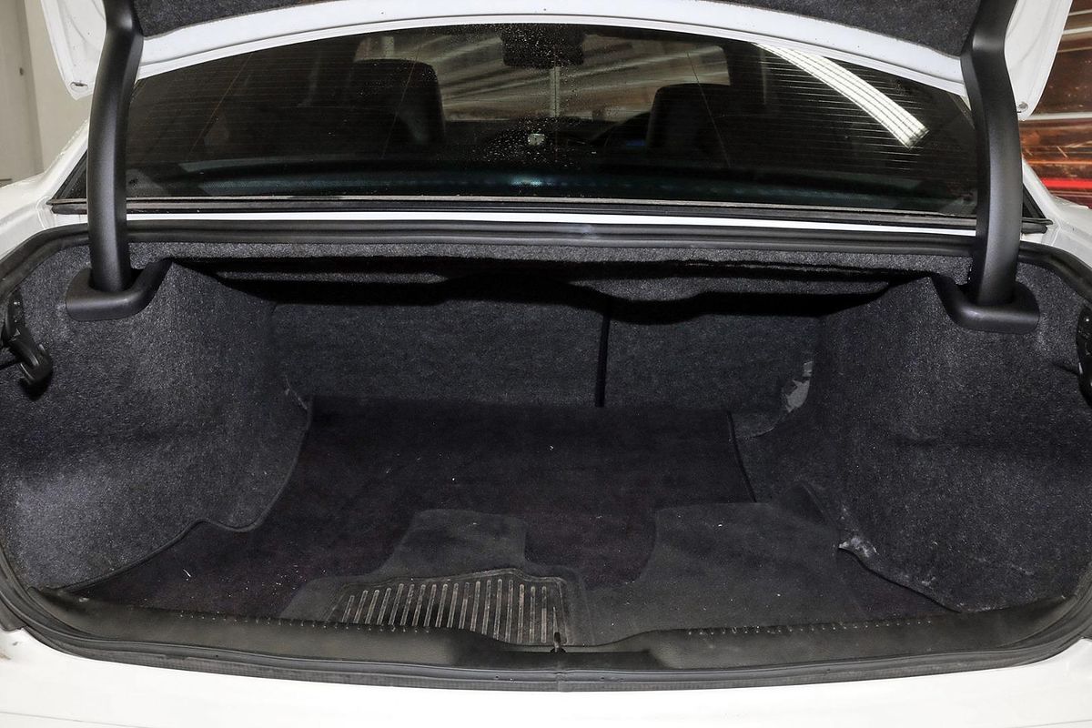 2017 Chrysler 300 SRT Hyperblack LX image 22