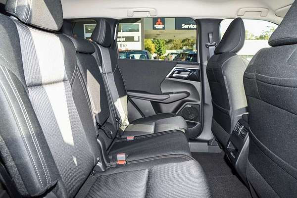 2025 Mitsubishi Outlander LS ZM thumb-8