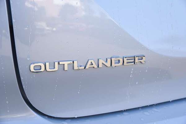 2025 Mitsubishi Outlander LS ZM thumb-19