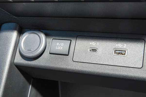 2025 Mitsubishi Triton GLS MV 4X4 thumb-12