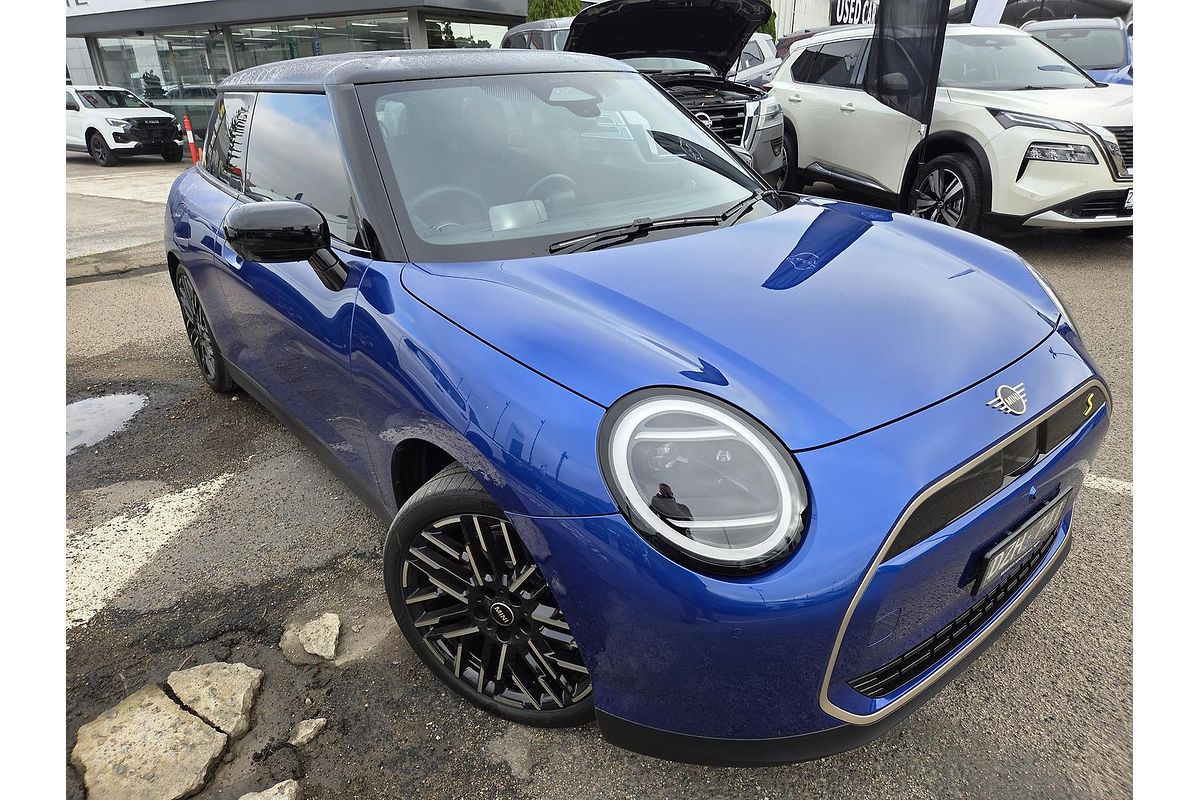 2025 MINI Cooper SE Favoured J01