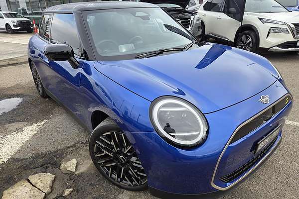 2025 MINI Cooper SE Favoured J01