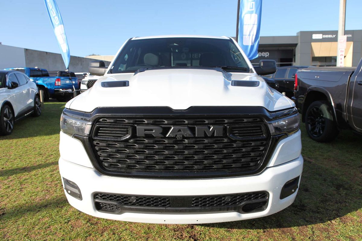 2026 RAM 1500 Express Black Edition Hurricane SO DT 4X4 SWB