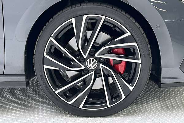 2024 Volkswagen Golf GTI 8 thumb-9