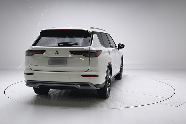 2025 Mitsubishi Outlander LS ZM thumb-2