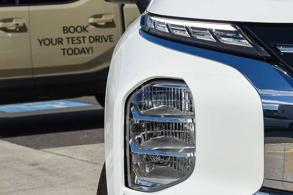 2025 Mitsubishi Outlander ES ZM thumb-3