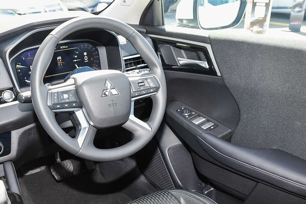 2025 Mitsubishi Outlander ES ZM thumb-16