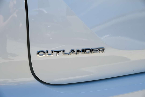 2025 Mitsubishi Outlander ES ZM thumb-18