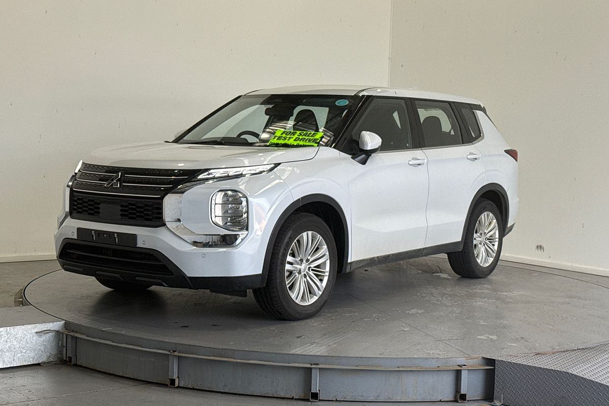 2023 Mitsubishi Outlander ES ZM