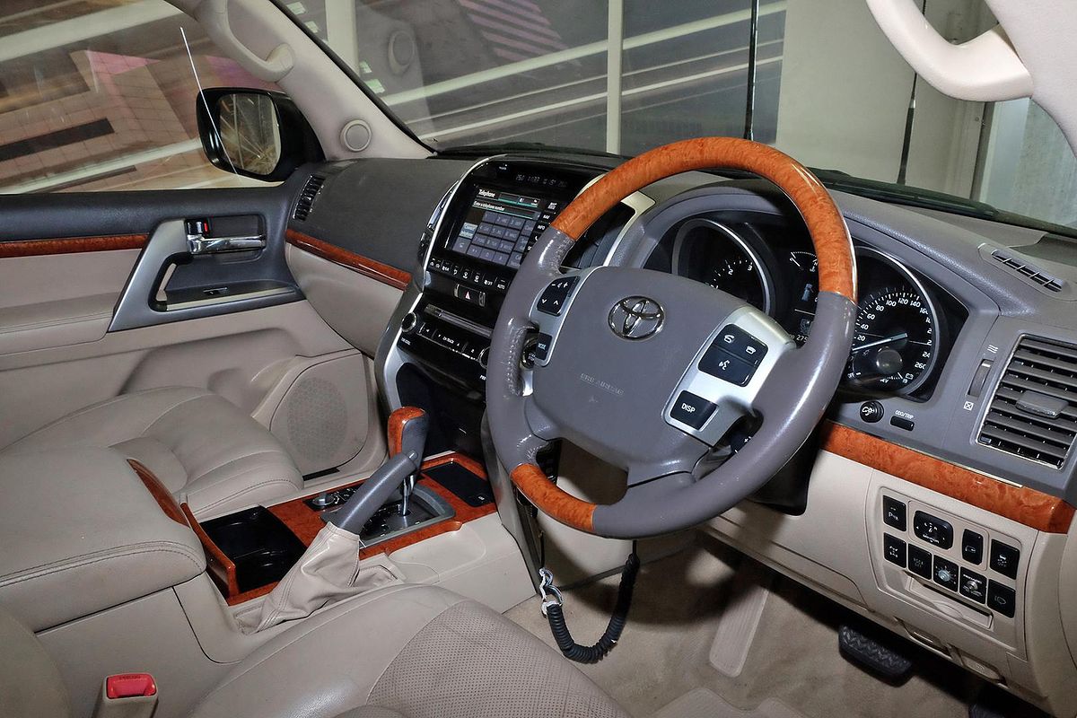 2013 Toyota Landcruiser Sahara VDJ200R image 19