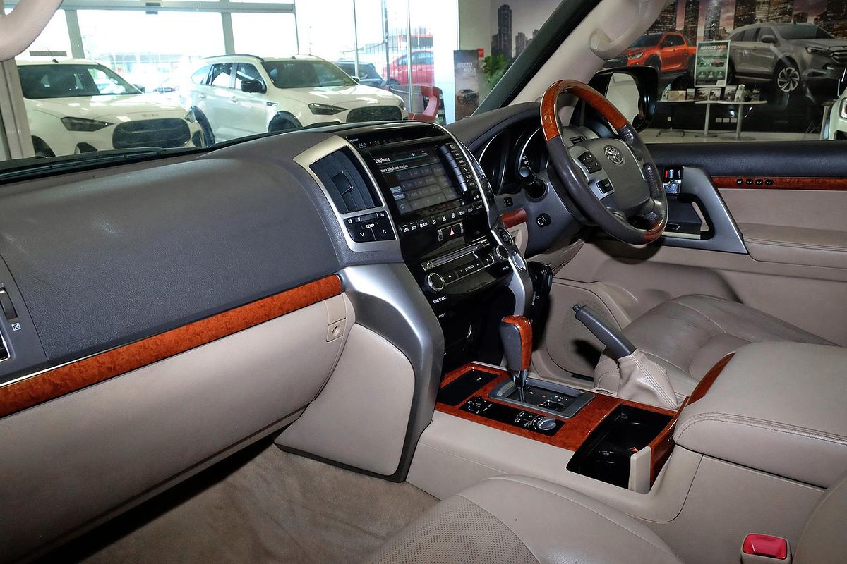 2013 Toyota Landcruiser Sahara VDJ200R image 21