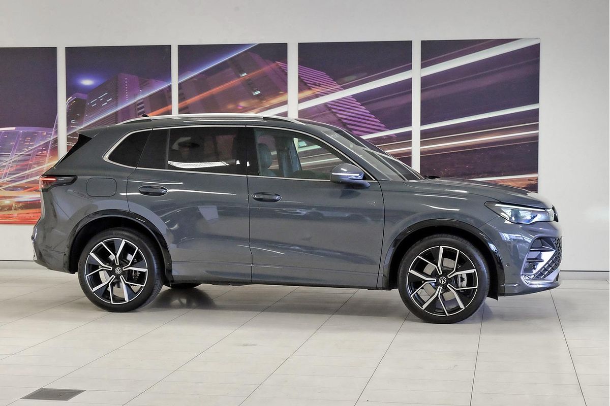 2025 Volkswagen Tiguan 195TSI R-Line CT image 3