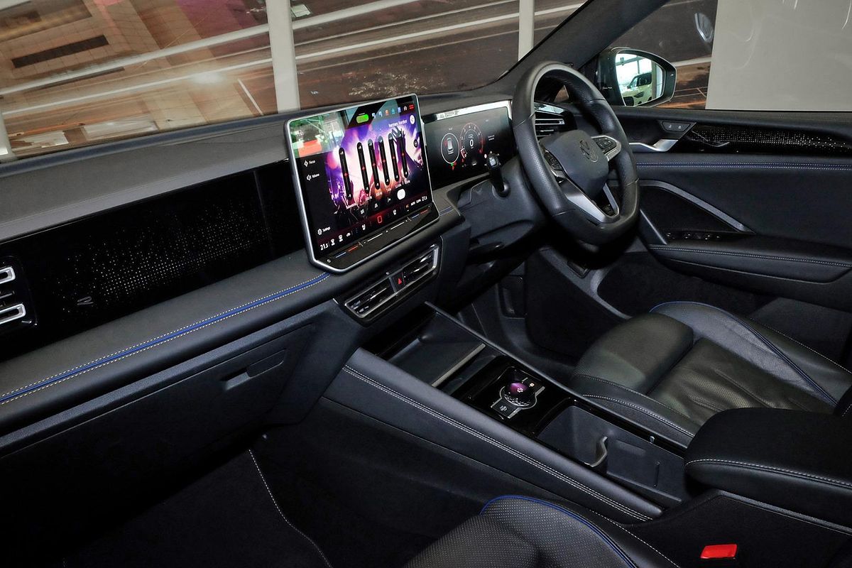 2025 Volkswagen Tiguan 195TSI R-Line CT image 9