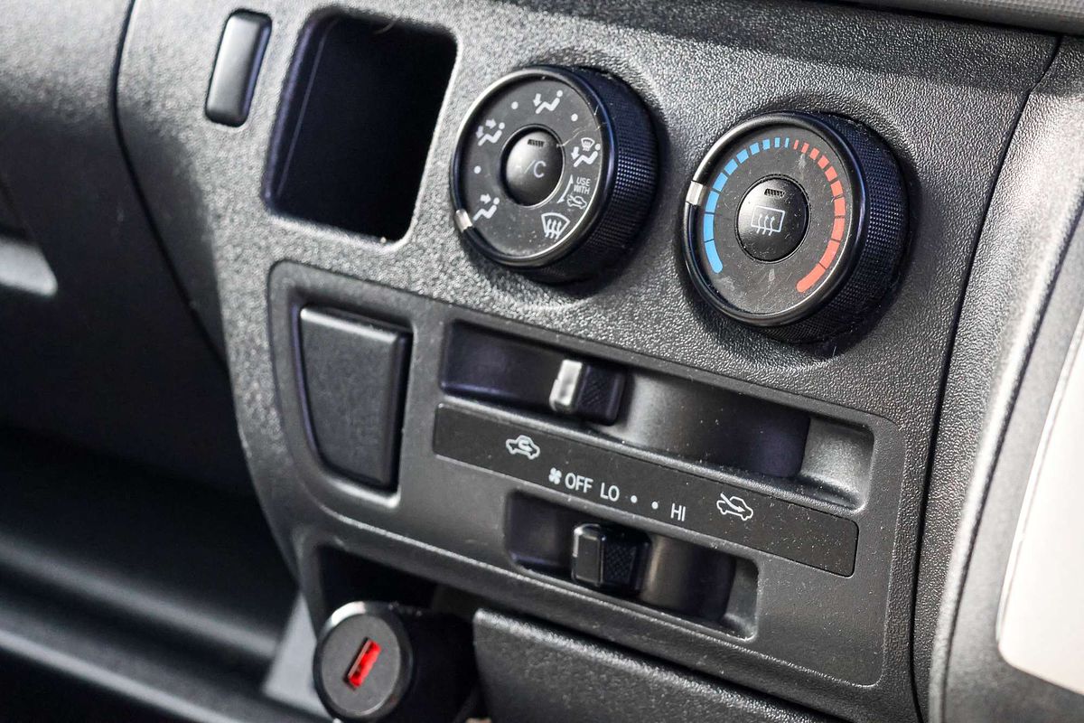 2011 Toyota Hiace KDH221R ELWB image 19