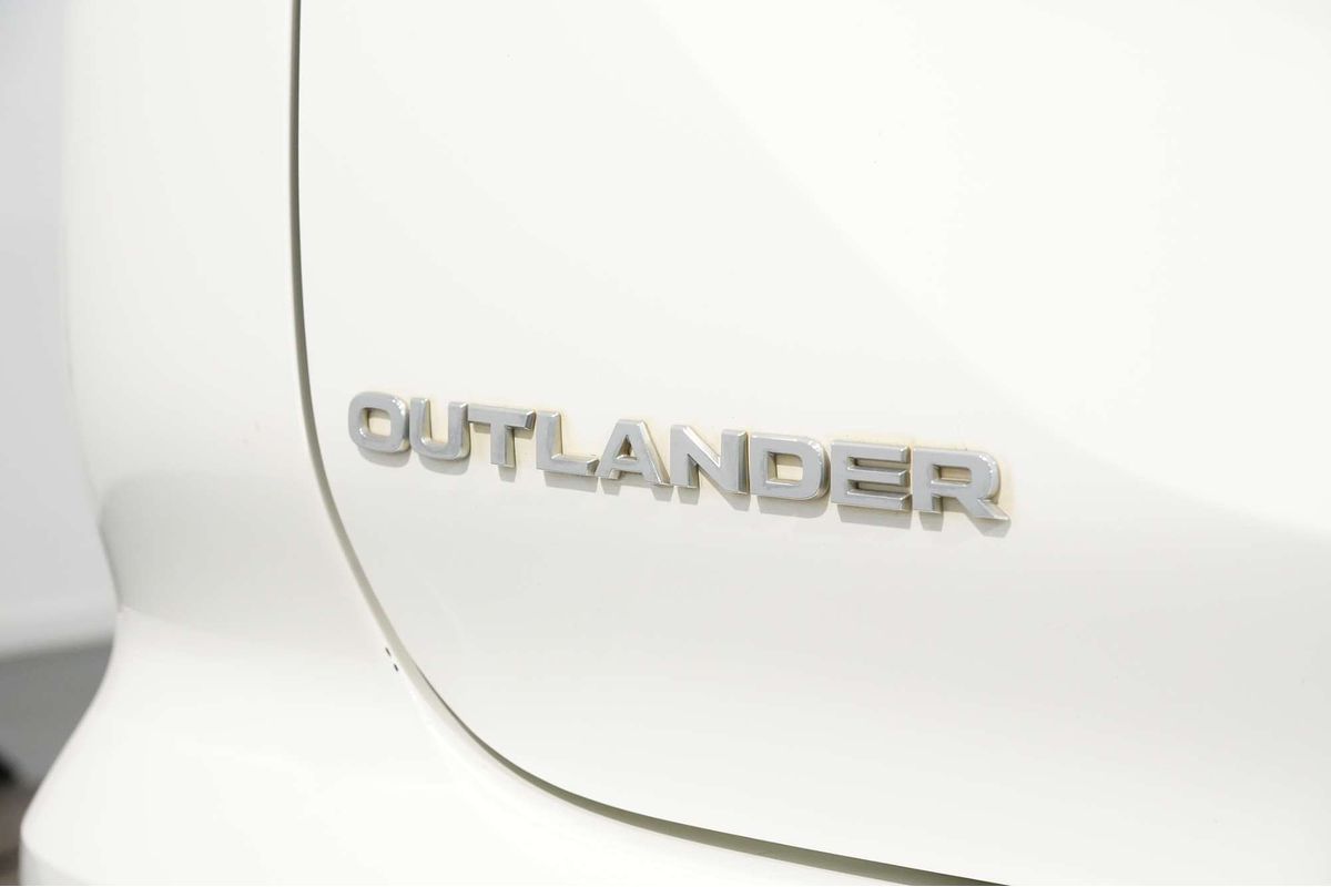 2023 Mitsubishi Outlander ES ZM
