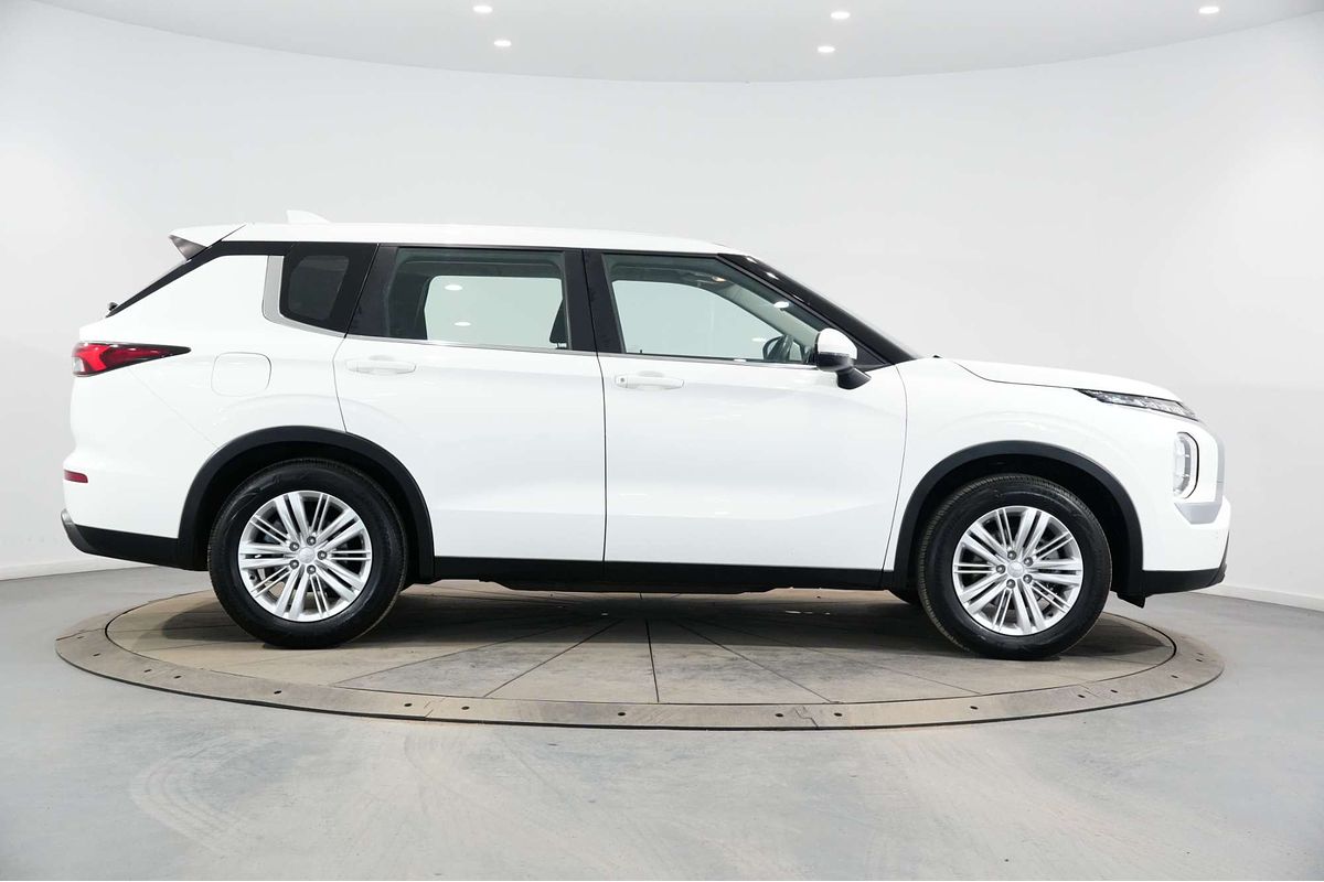 2023 Mitsubishi Outlander ES ZM