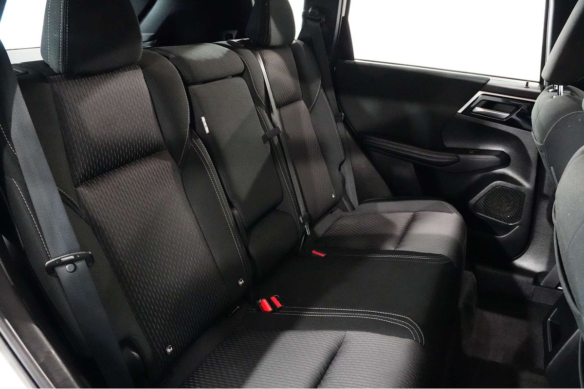 2023 Mitsubishi Outlander ES ZM