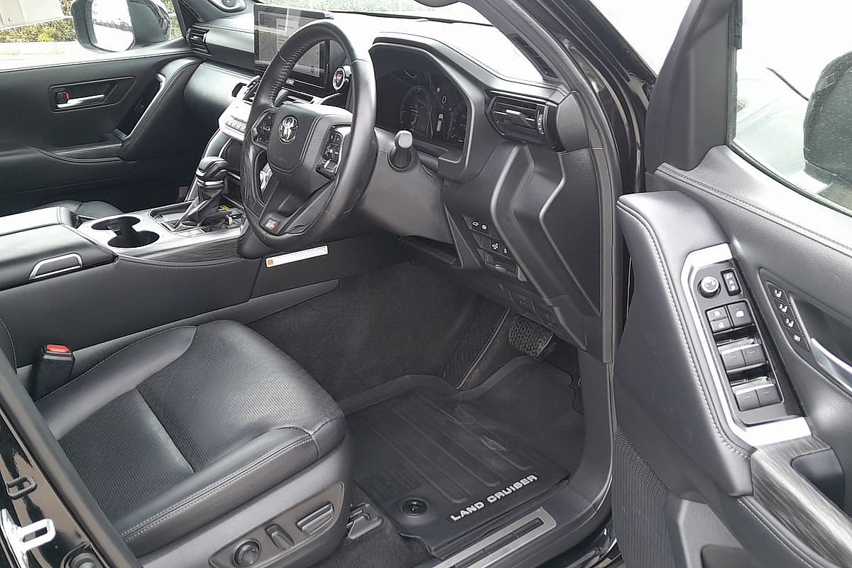 2025 Toyota Landcruiser GR Sport FJA300R