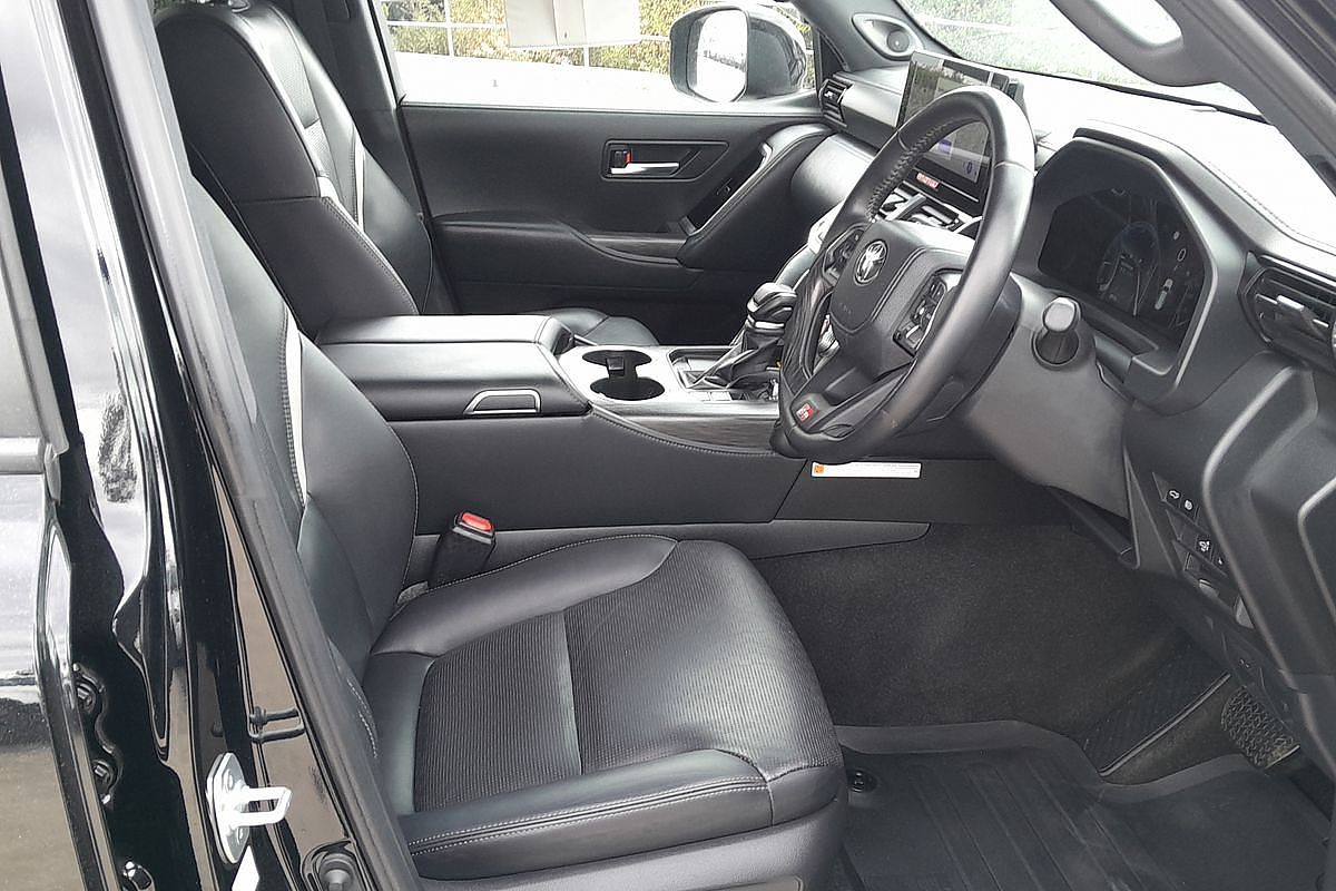 2025 Toyota Landcruiser GR Sport FJA300R