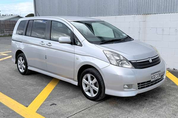 2005 Toyota ISIS