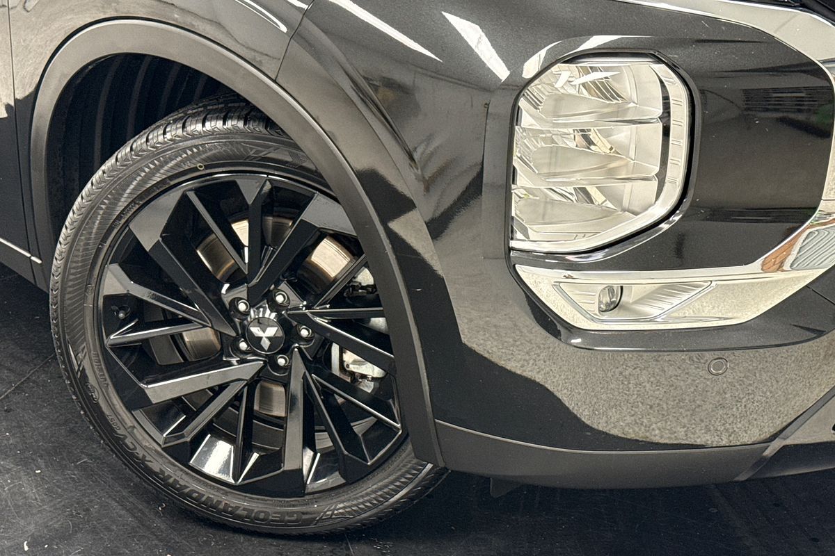 2023 Mitsubishi Outlander LS Black Edition ZM