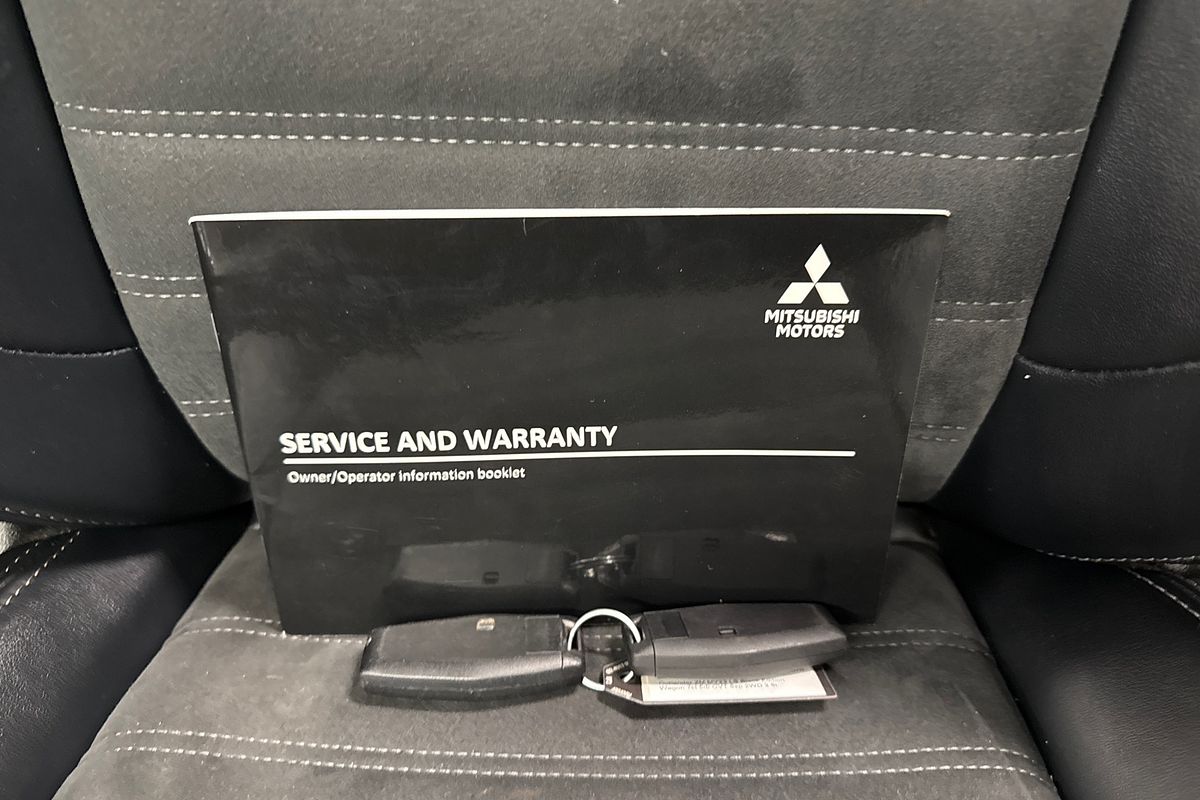 2023 Mitsubishi Outlander LS Black Edition ZM