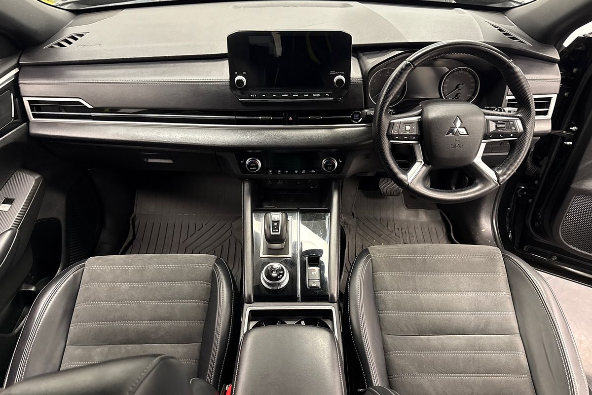 2023 Mitsubishi Outlander LS Black Edition ZM
