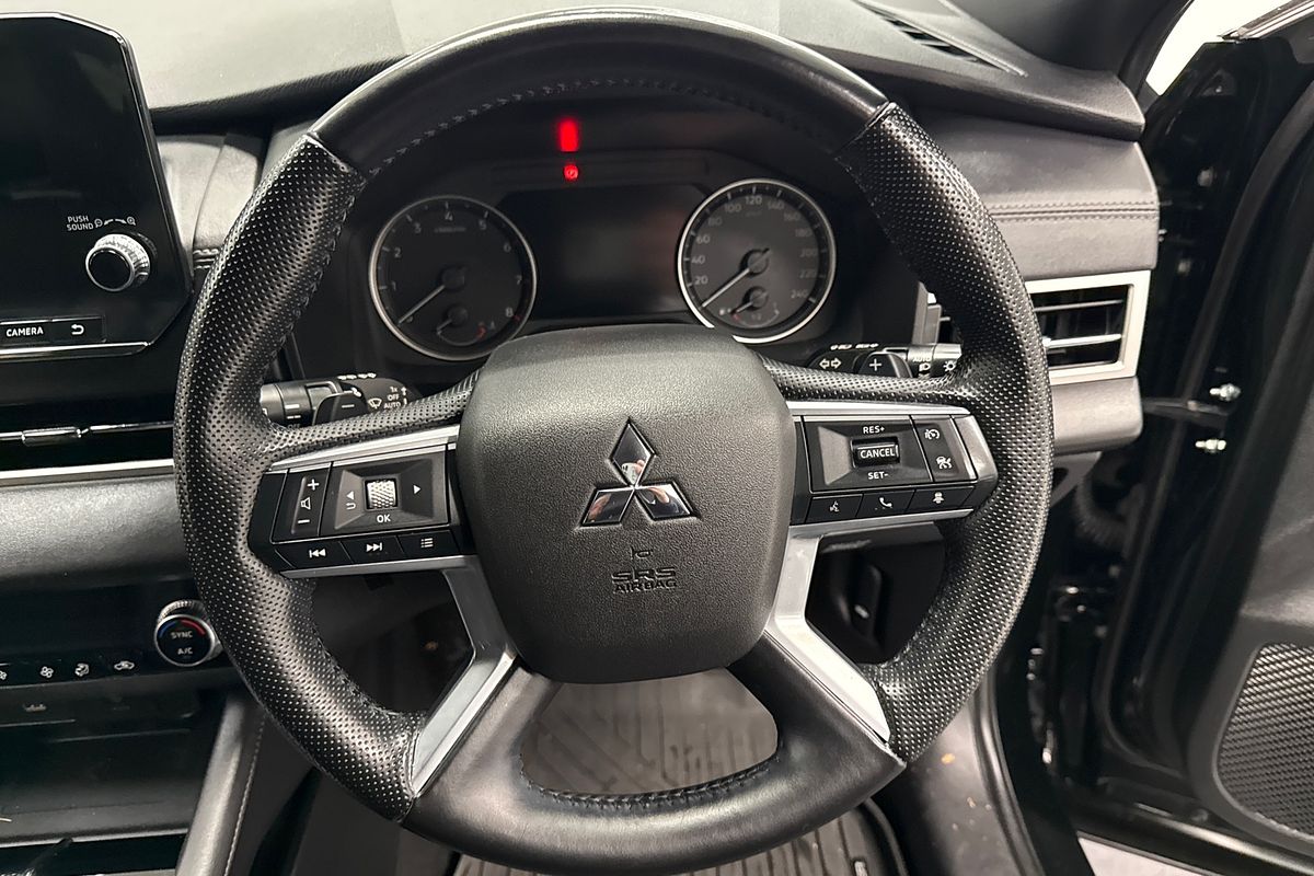 2023 Mitsubishi Outlander LS Black Edition ZM
