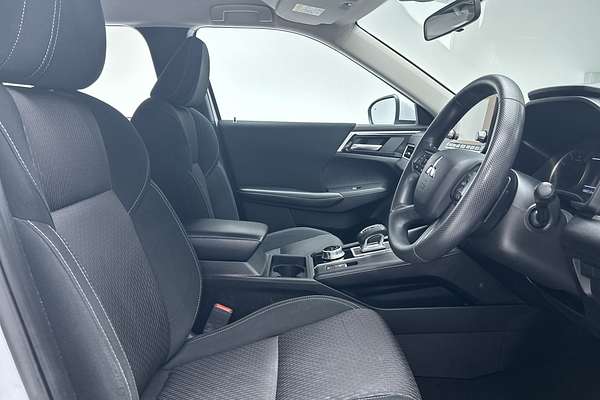 2023 Mitsubishi Outlander ES ZM thumb-12
