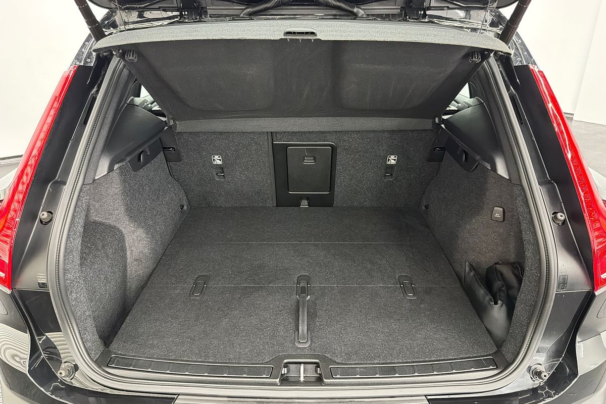 2022 Volvo XC40 Plus B4