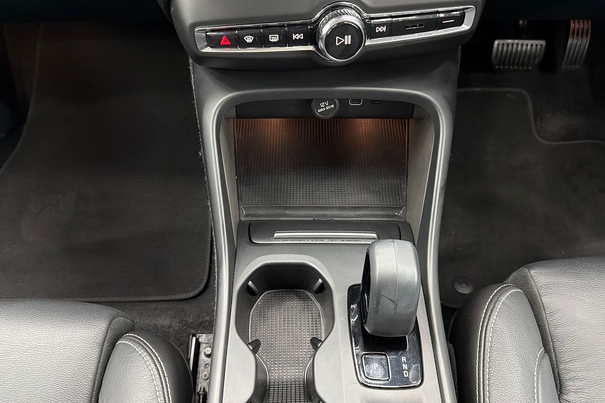 2022 Volvo XC40 Plus B4
