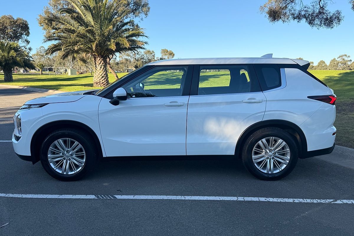 2022 Mitsubishi Outlander ES ZM