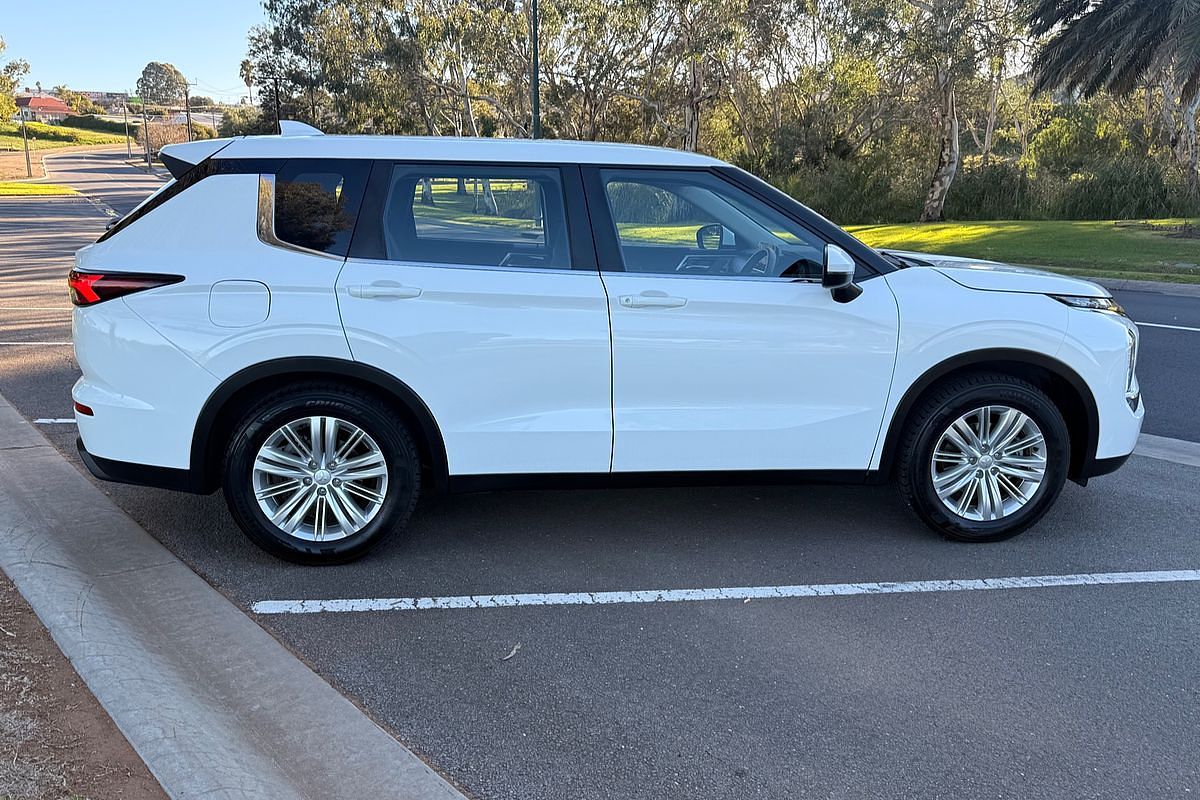 2022 Mitsubishi Outlander ES ZM
